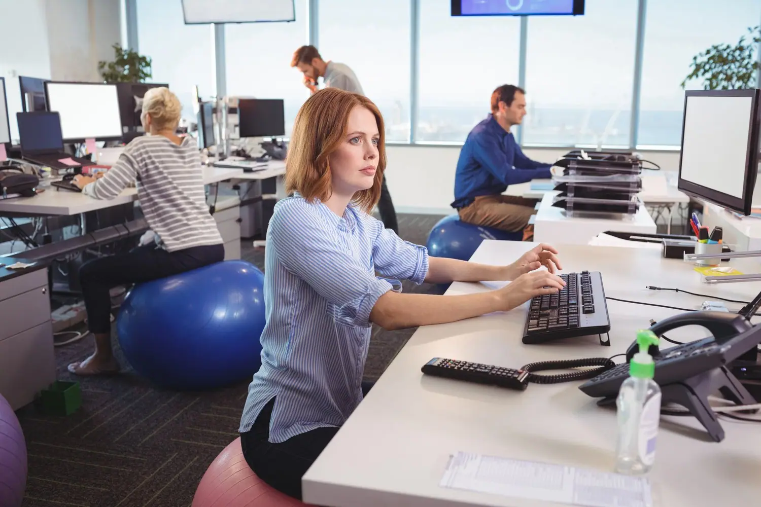 Zdrowe nawyki w pracy biurowej: Ergonomia i ruch