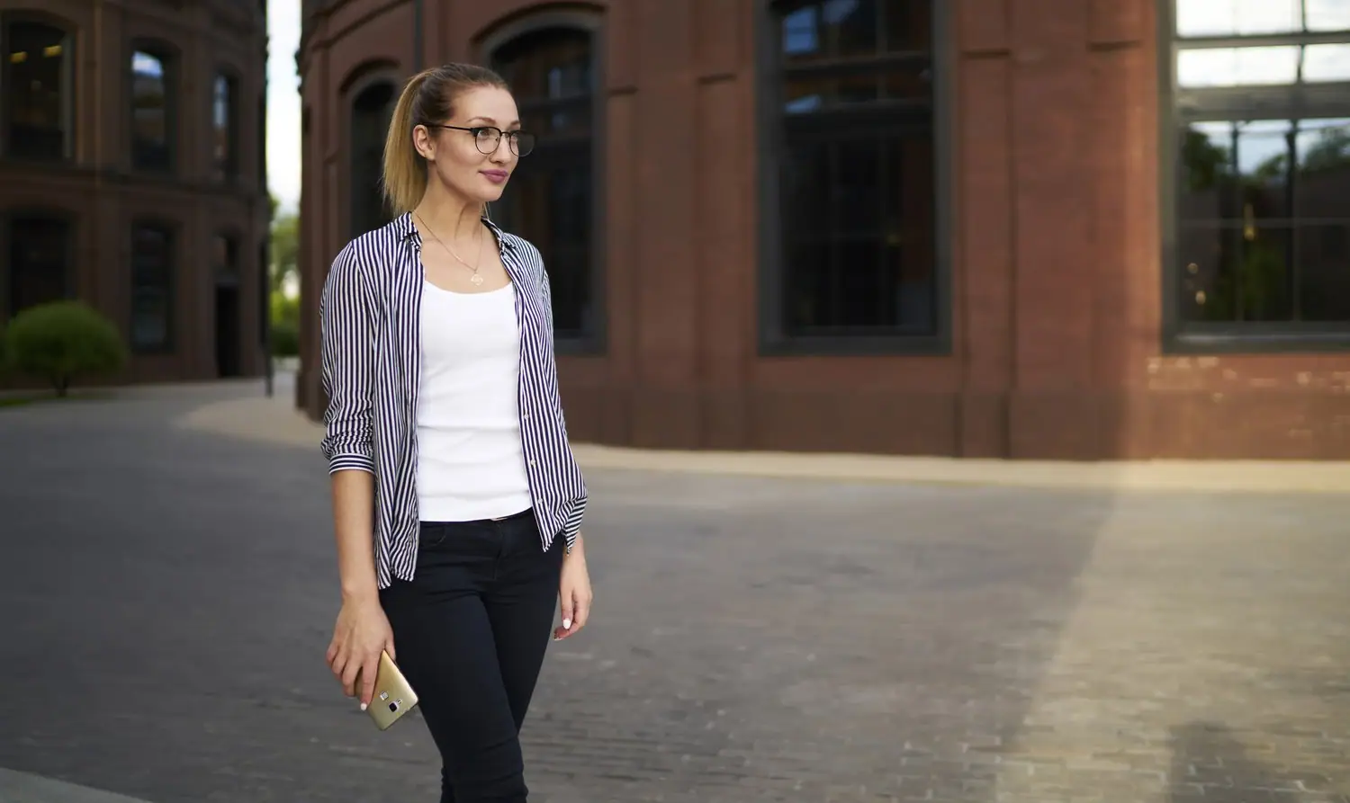 Styl casual elegance: Łączenie wygody z elegancją w codziennych stylizacjach