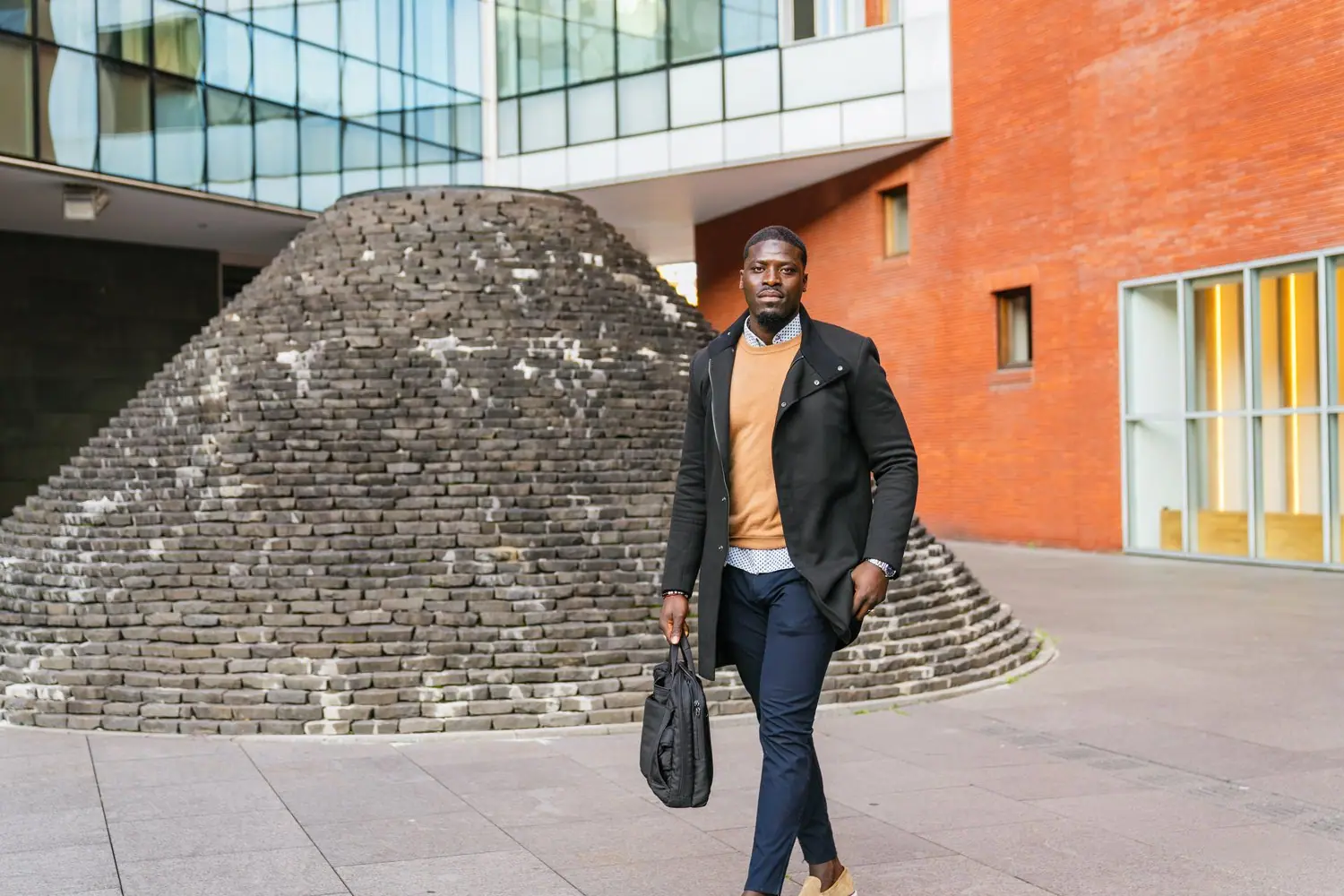 Styl smart casual w praktyce: Dress code między elegancją a swobodą