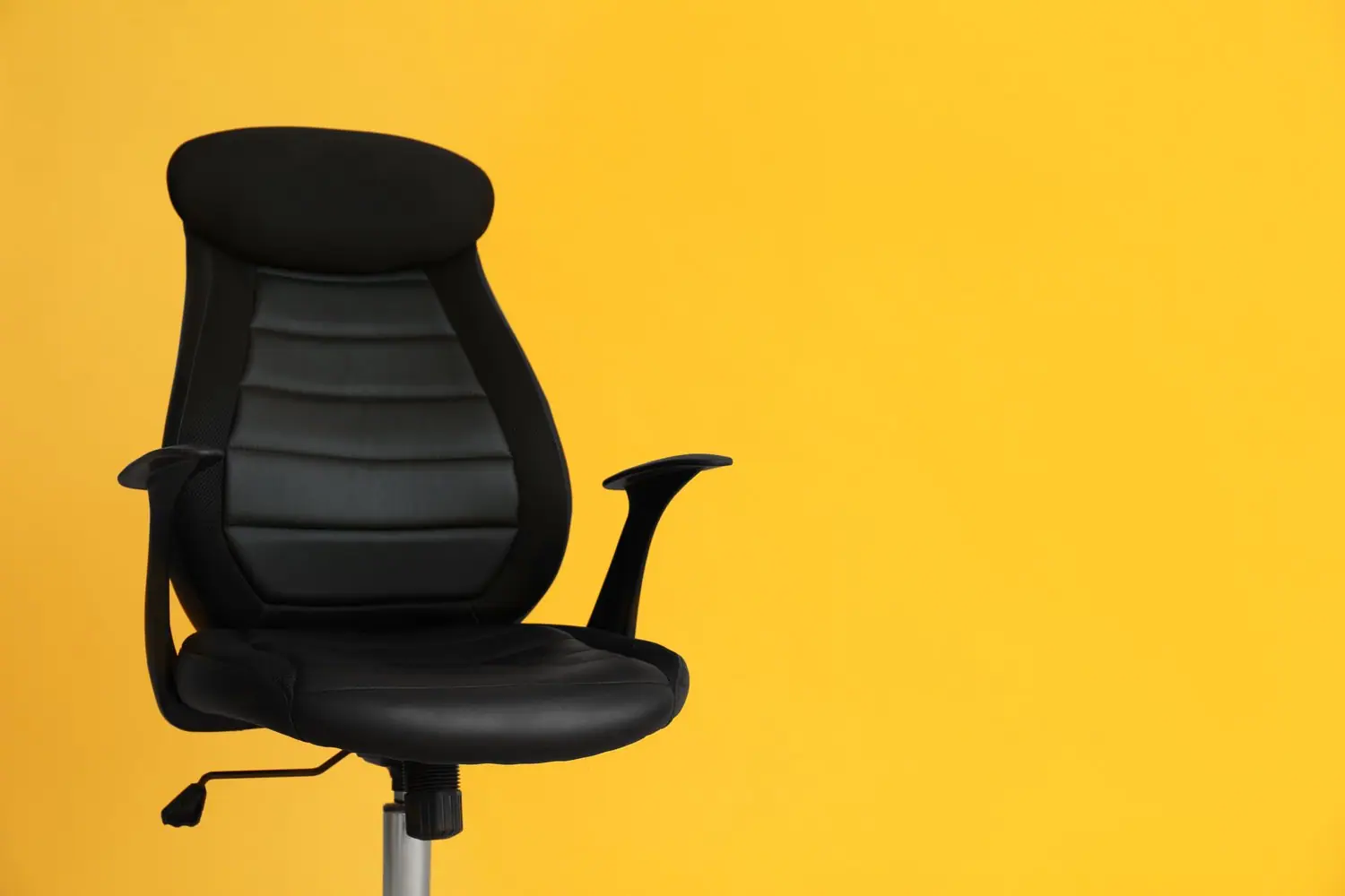 Jak wybrać dobre krzesło biurowe do domu: Parametry ergonomiczne i zdrowy kręgosłup